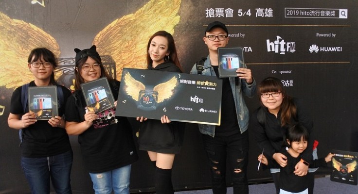 Julia吳卓源與獲得頒獎典禮門票的粉絲合照