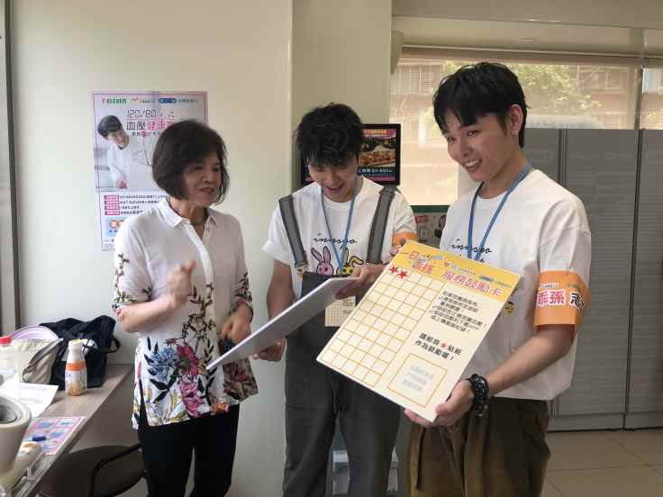 展榮展瑞化身乖孫志工，開心獲得民眾鼓勵!