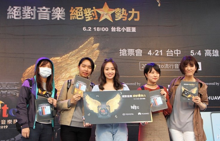 陳芳語(中)跟獲得2019hito流行音樂獎門票的幸運粉絲合照