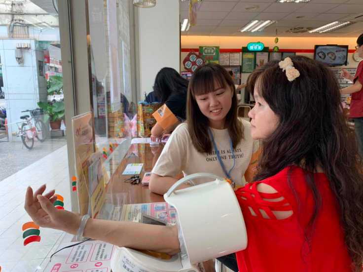 魚乾至千禧健康小站貼心為民眾量測血壓，呼籲大家關心健康