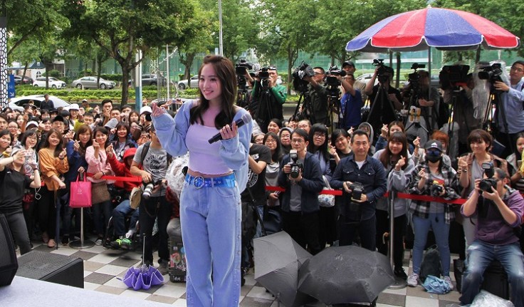 Kimberley陳芳語與台下歌迷一同合照