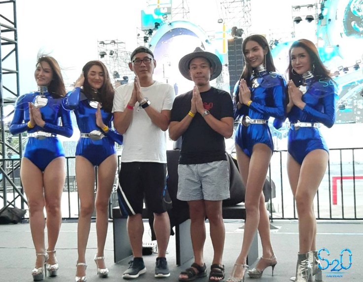 S2O泰國創辦人Mr. Pulin(右三)、主辦單位斯邦奈執行長致詞Mr. Brian Tsai(左三)與知名的泰國Lady Boy合照