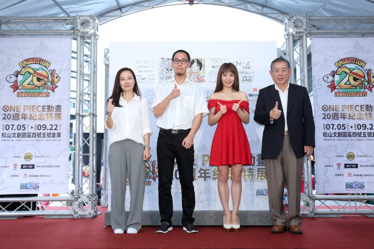 由左而右貴賓依序為 岳特有限公司 黃唯執行長 東映動畫企業有限公司 田中紘資深經理 藝人郭書瑤 智冠科技 王俊博董事長