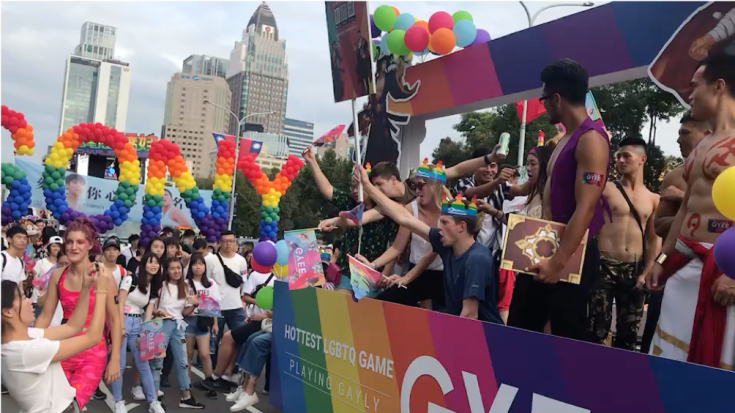 GYEE花車所到之處,蓋友與民眾一起開心互動表示支持與喜愛