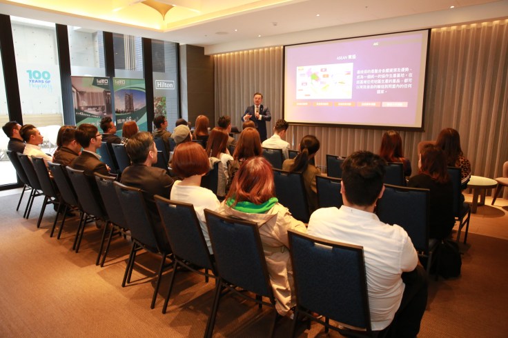 奧英集團海外部執行董事Vincent於活動現場分享市場趨勢