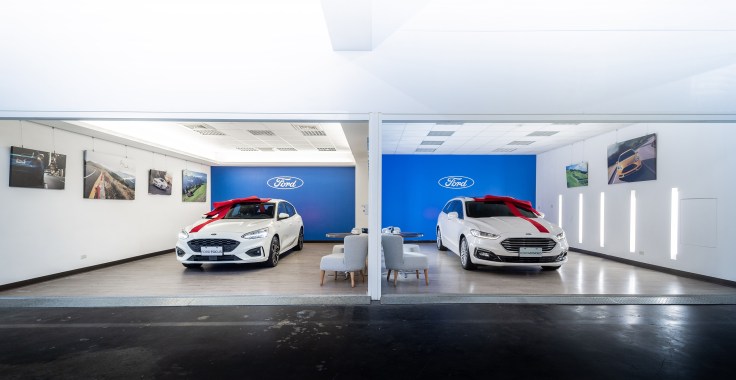 Ford上立汽車位於台中市的新車交車區在簡潔風格設計之中，創造適合全家大小皆可自在放鬆的溫馨空間