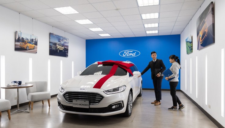 Ford上立汽車嶄新格局與專屬的交車空間在Ford形象識別設計下，帶來俐落且明亮的視覺效果，室內採舒適居家休閒風格