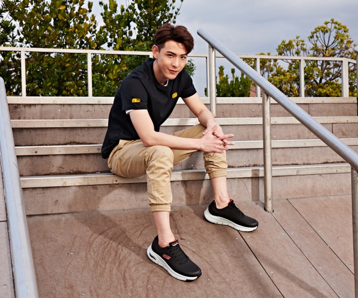 SKECHERS 2020 最新代言人連晨翔著用ARCH FIT鞋款，提供足弓完美支撐，分散壓力讓你舒適一整天。