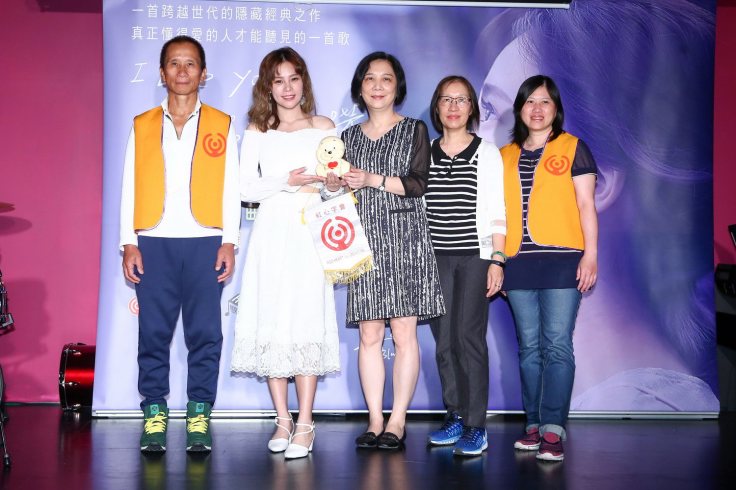 由左至右-曼青爸爸+陳曼青+紅心字會秘書長李顯文+2位長者