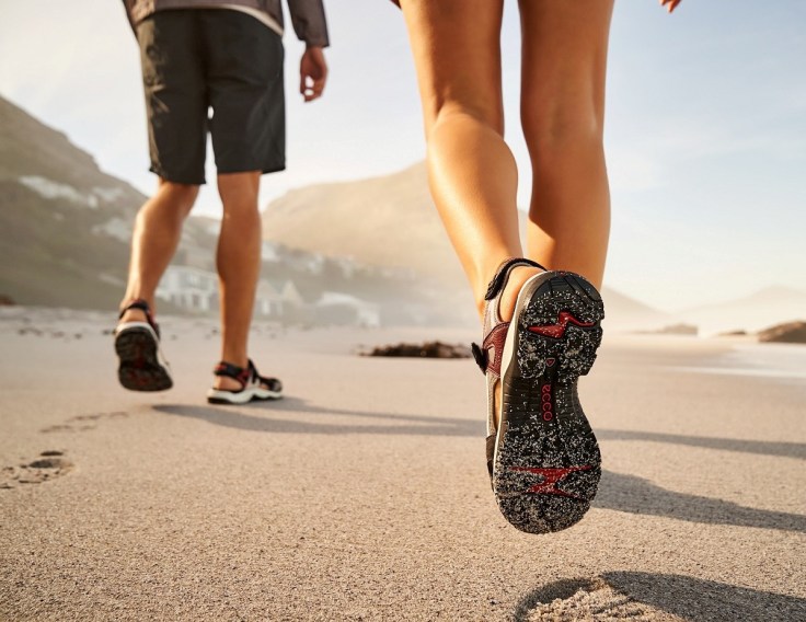 【OFFROAD機能涼鞋】採用ECCO著名的 FLUIDFORMTM一體成型製鞋科技，並應用「RECEPTORR全方位科技」，方便駕馭不同地形，...