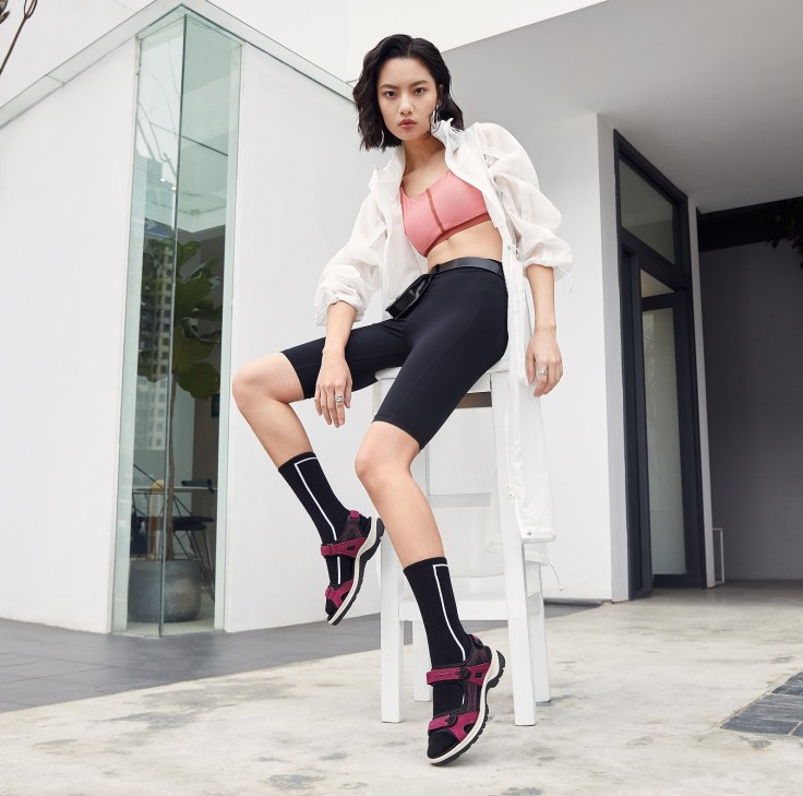 桃花粉女款【OFFROAD機能涼鞋】傳遞盛夏的繽紛之感，適合有個性的女孩穿戴，彰顯率性氣場。_ NT$ 4,980