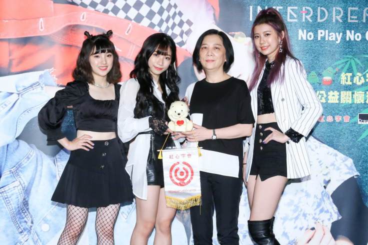 由左至右-團員ZT+團長葵妮+紅心字會秘書長李顯文+團員Yuni