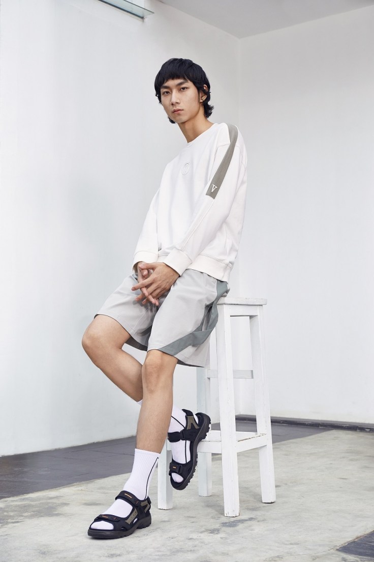 黑色男款【OFFROAD機能涼鞋】保留北歐簡約美學的設計理念，即便簡單搭配日常服飾也能展現輕運動的獨具品味。_ NT$ 4,980