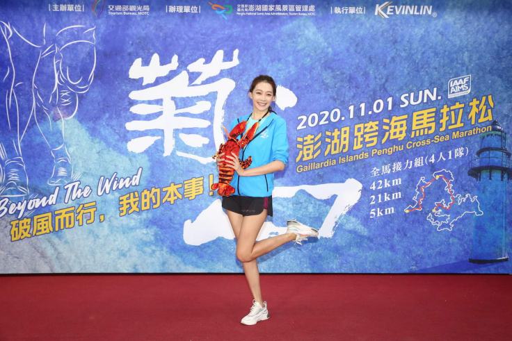 「王心恬」穿著象徵賽事冠軍好運-由義大利名師sit down please所設計的龍蝦新裝。