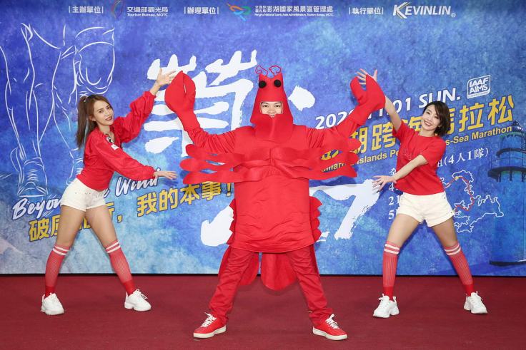 【新聞圖片】現場邀請象徵冠軍好運，由澎湖限定新鮮直送的龍蝦哥哥共襄盛舉為賽事加油！