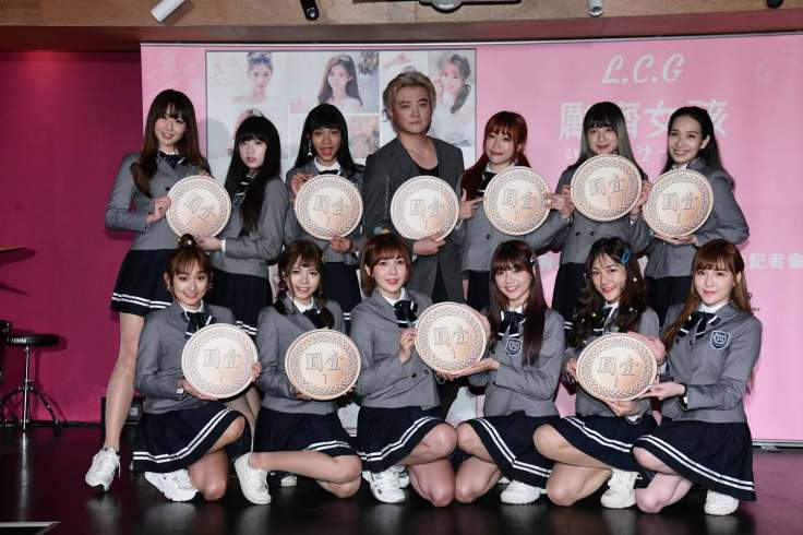 上排-軒軒+吉拿+佳穎+阿泌老師+心璇+王敏+ Sara下排-可蕎+Nia+紅豆+小文+Yovia +艾芮兒