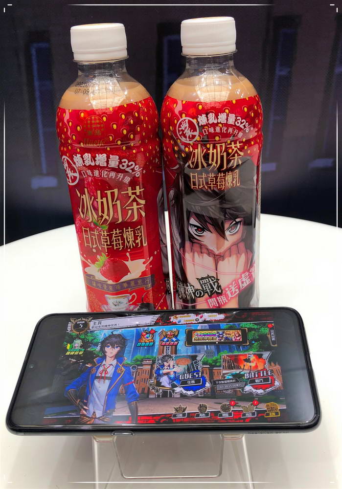 《鍊神之戰》與生活飲料合作，購買「生活冰奶茶-日式草莓煉乳」開瓶即可獲得鍊神之戰限量虛寶。