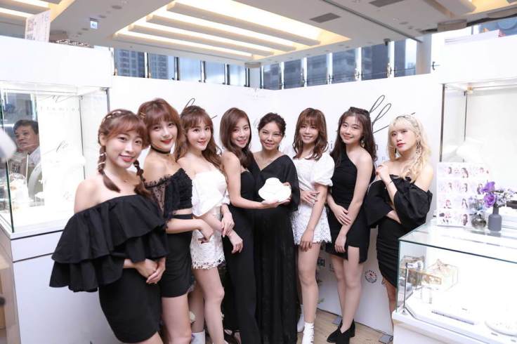 由左至右：心璇，紅豆，艾芮兒，MV女主角蘿菈，Illumine品牌創辦人MIMOLU，Nia，牛牛，筠婷