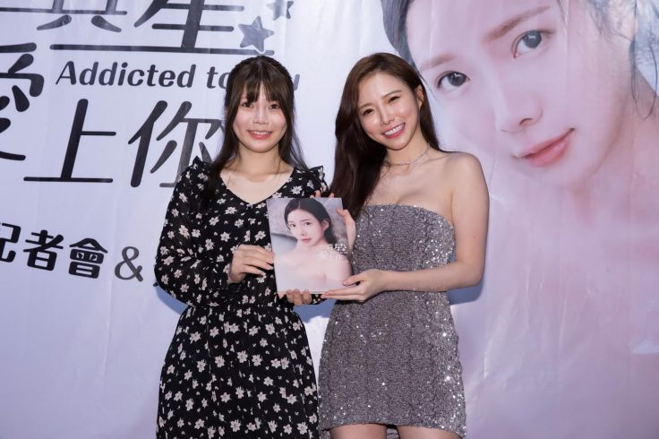 ▲藍星蕾寫真書活動現場攝影師莉奈(左)同台分享拍攝心得