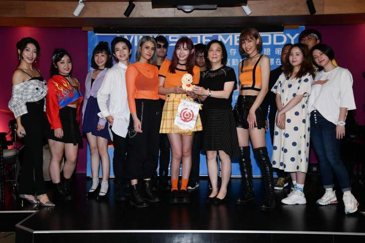 由左至右- MeetU鐘雅、卡尼特樂團-小松屋沙織、陳洛、麥卡貝主持人絮、羅琳、卡尼特樂團-方揚、頌安、卡尼特樂團-蕭晏儒、紅心字會秘書長李顯文、寶蓉、尼特樂團-理班(後方)、歌手-Amy、卡尼特樂團-祈拉斯(後方)、麥卡貝主持人雙雙