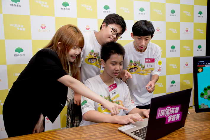 阿樂現場與學童現場實際玩起反毒電競，過程中阿樂與學童的精彩答題互動，為遊戲增加了更多的笑聲與目光。