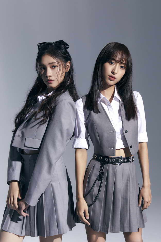 9月16日正式推出「唱跳再升級」全新概念迷你專輯《頑美Naughty Beauty》(照片從左至右為李紫嫣、彭名慧)