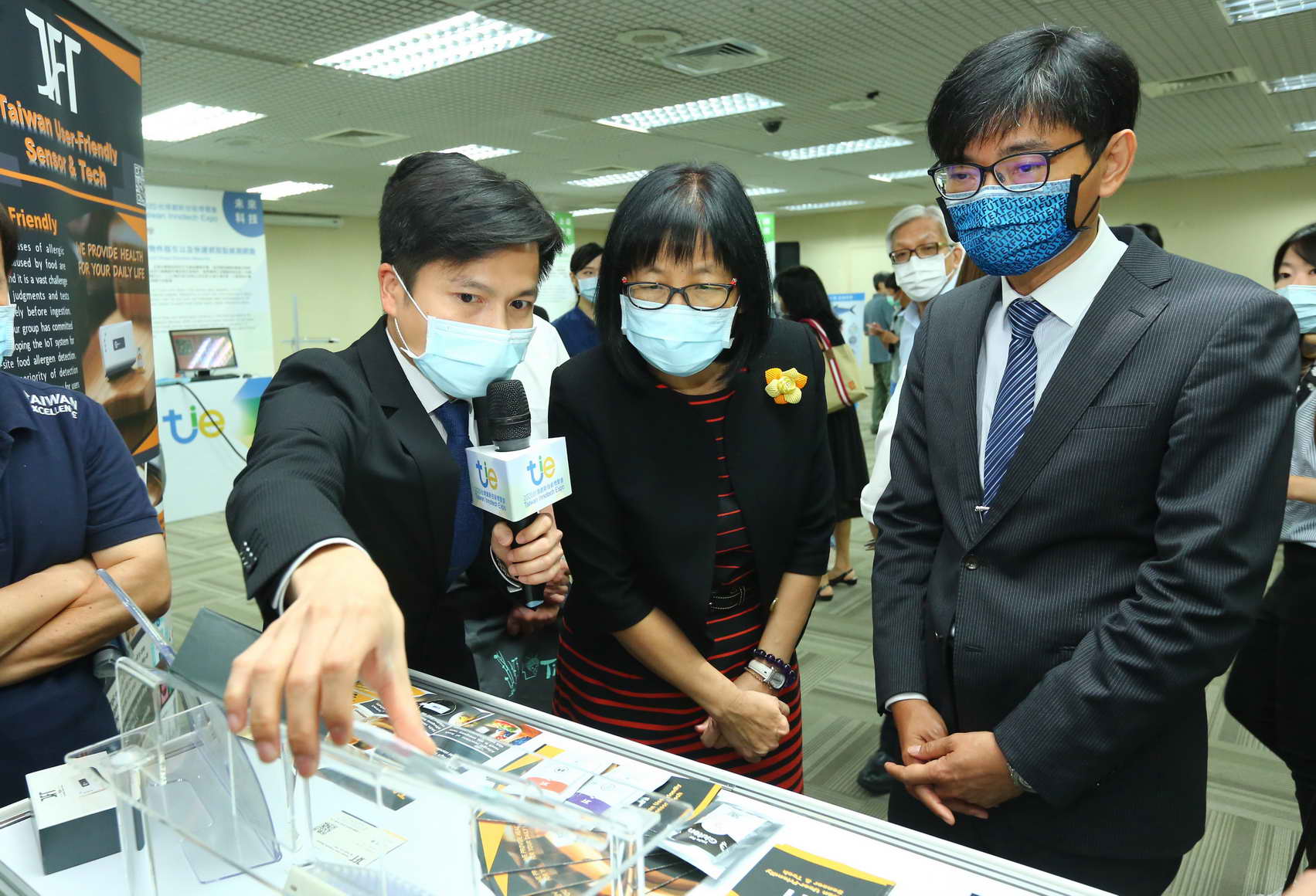 智慧財產局局長洪淑敏(左2)科技部產學及園區業務司司長邱求慧(右)現場了解國立中央大學食安防疫快篩智聯網檢測系統。