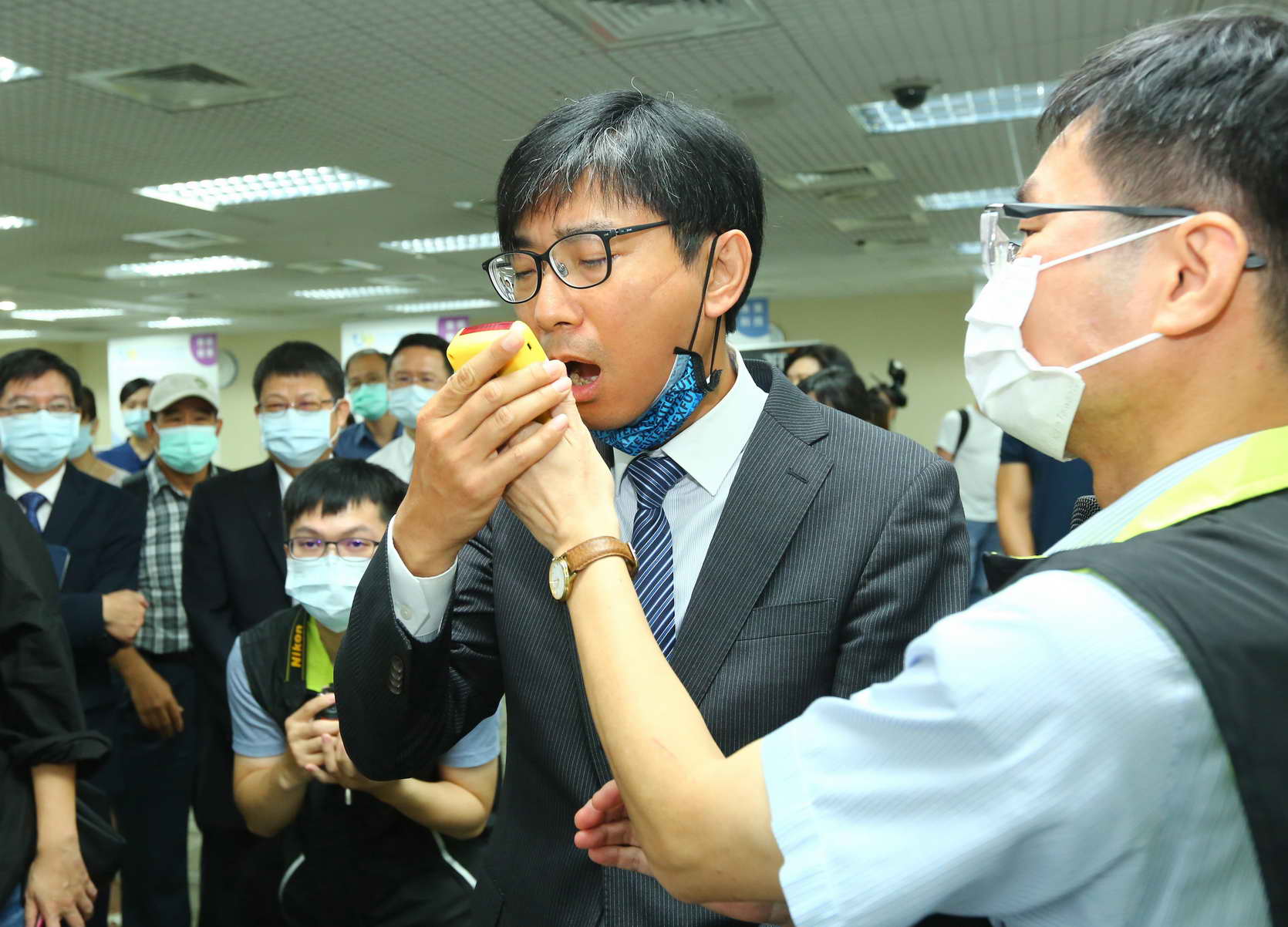 科技部產學及園區業務司司長邱求慧(左) 現場體驗勞動部勞動及職業安全衛生研究所 工作現場環境及生理監測技術