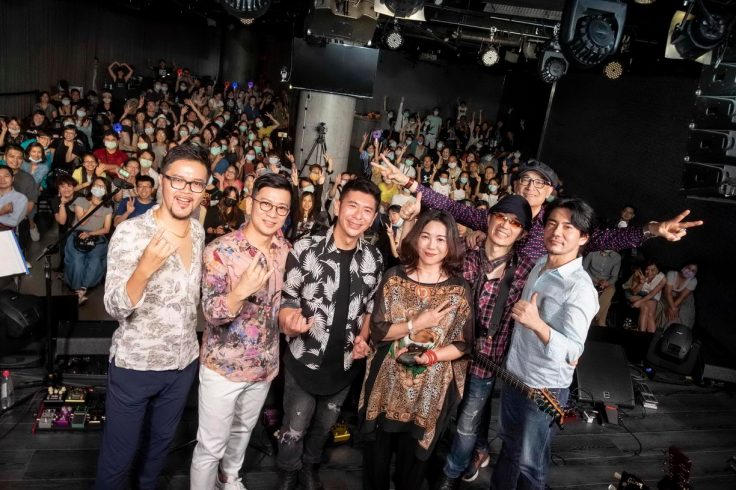 陳子鴻所號召舉辦的「硬要藍調趴」在昨(5)晚於角落文創展演空間順利演出，現場觀眾座無虛席